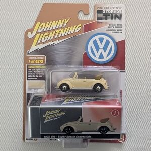 Johnny Lightning 1975 Volkswagen Super Beetle Convertible Ivory W/ Collector Tin